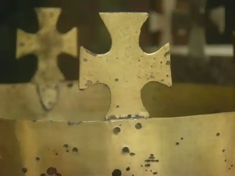 Cross design on a metal crown